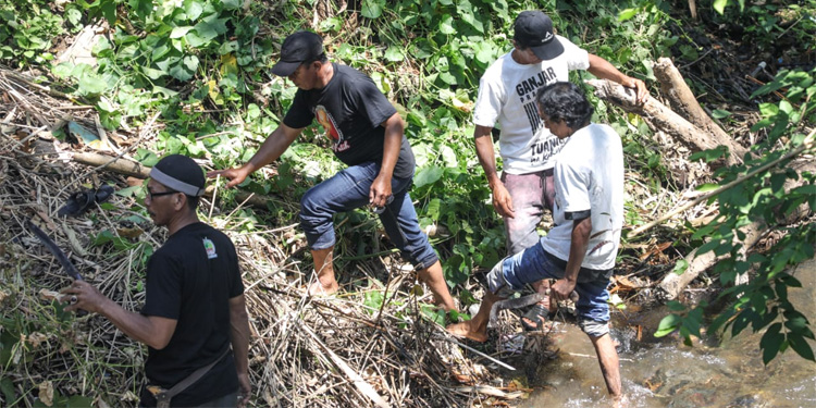 Relawan Petebu Ganjar di Bulukumba Bersihkan Sungai dan Jalan Umum di Sela Kegiatan Sosial 