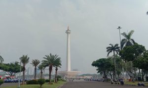 Sebagian Wilayah Jakarta Berawan di Siang Hari