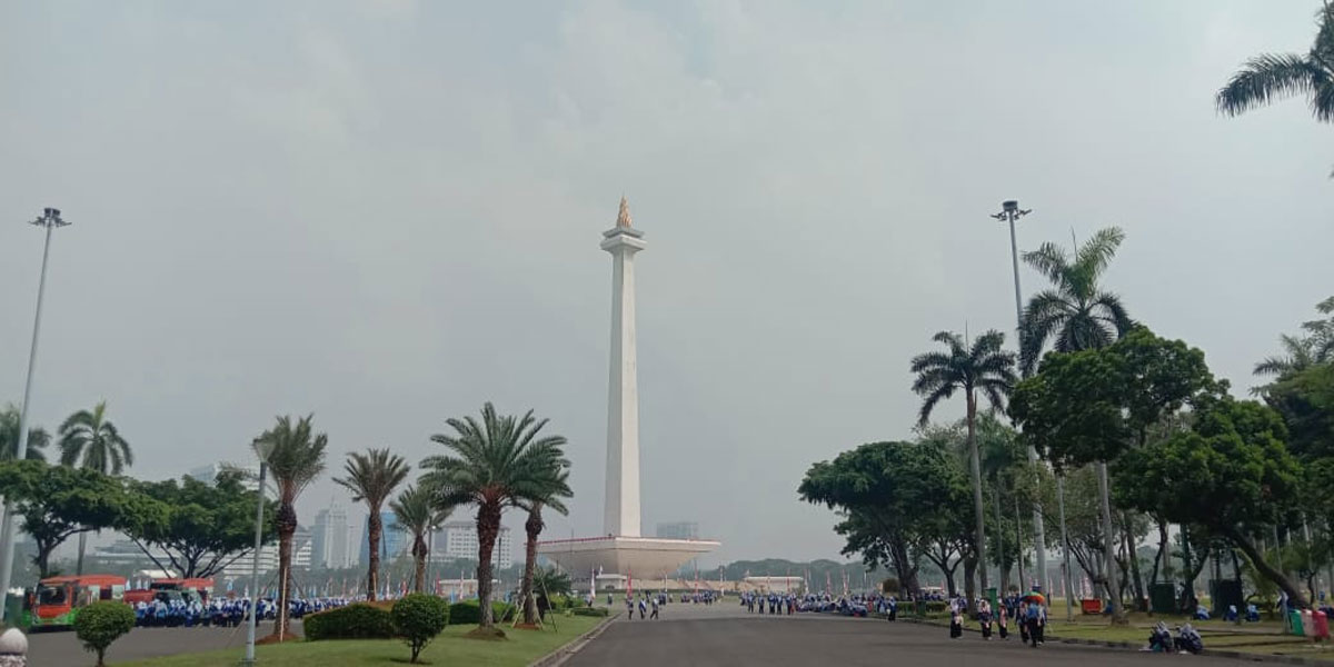 Sebagian Wilayah Jakarta Berawan di Siang Hari